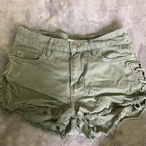 Don’t fit. Army green with ties on the sides.